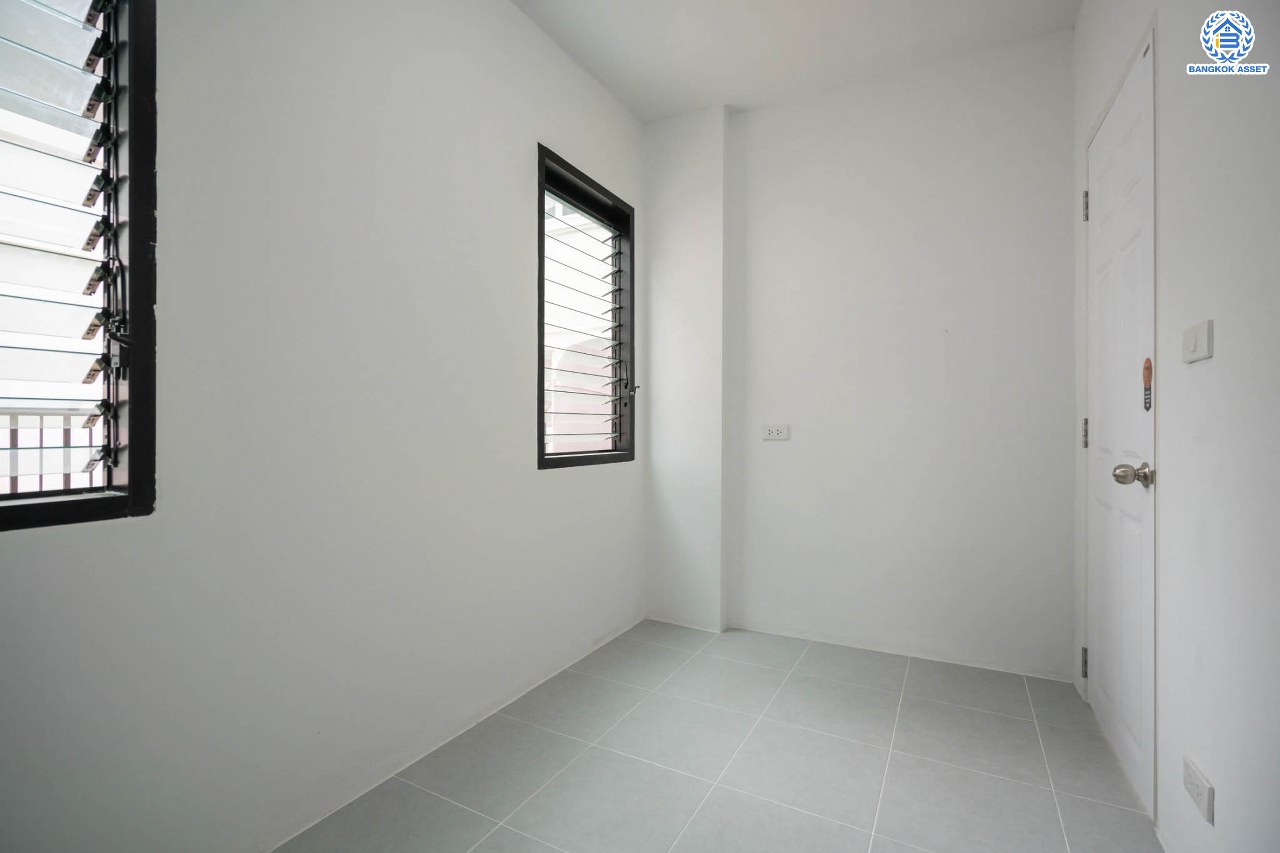 บ้านมือสองตกแต่งใหม่ แบรนด์ LH โครงการ ชัยพฤกษ์ บางบัวทอง หลังใหญ่ วิวสวนสาธารณะ เนื้อที่ 55.5 ตร.ว. ฟังก์ชัน 3 ห้องนอน 3 ห้องน้ำ 1 ห้องแม่บ้าน จอดรถได้ 1 คัน พร้อม Facilities ครบครัน บนทำเลเดินทางสะดวก ติดถนนบางกรวย-ไทรน้อย ใกล้เซ็นทรัลเวสต์เกต และรถไฟฟ้าสายสีม่วง "สถานีบางพลู"